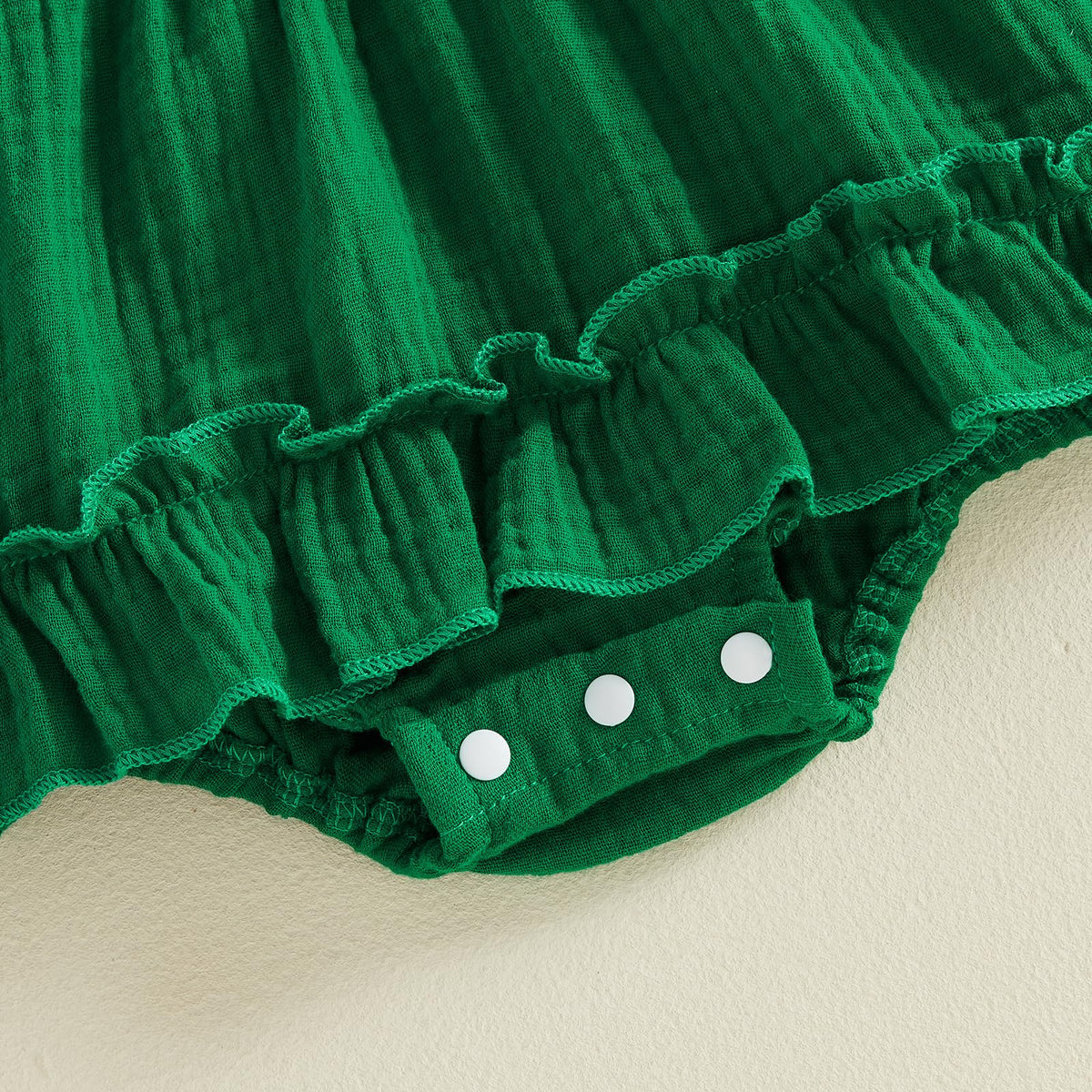 Christmas Tree Smocked Romper | Mameluco Vestido Verde Bebé Niña — Cuello Muñeca + Mangas Abombadas + Árboles Bordados + Diadema