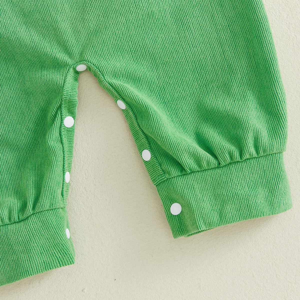 The Baby Who Stole Christmas Red | Conjunto 3 Piezas Bebé — Body Rojo + Overol Verde + Gorro Papa Noel