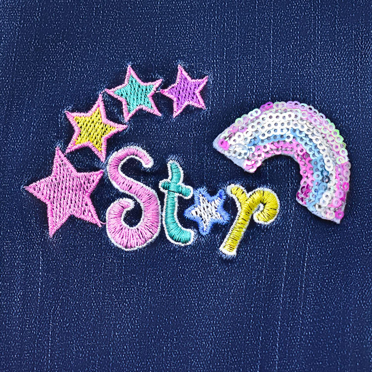 Jean Recto Tiro Alto Niña | Azul Marino Oscuro • Apliques Arcoíris Lentejuelas • Estrellas Multicolor