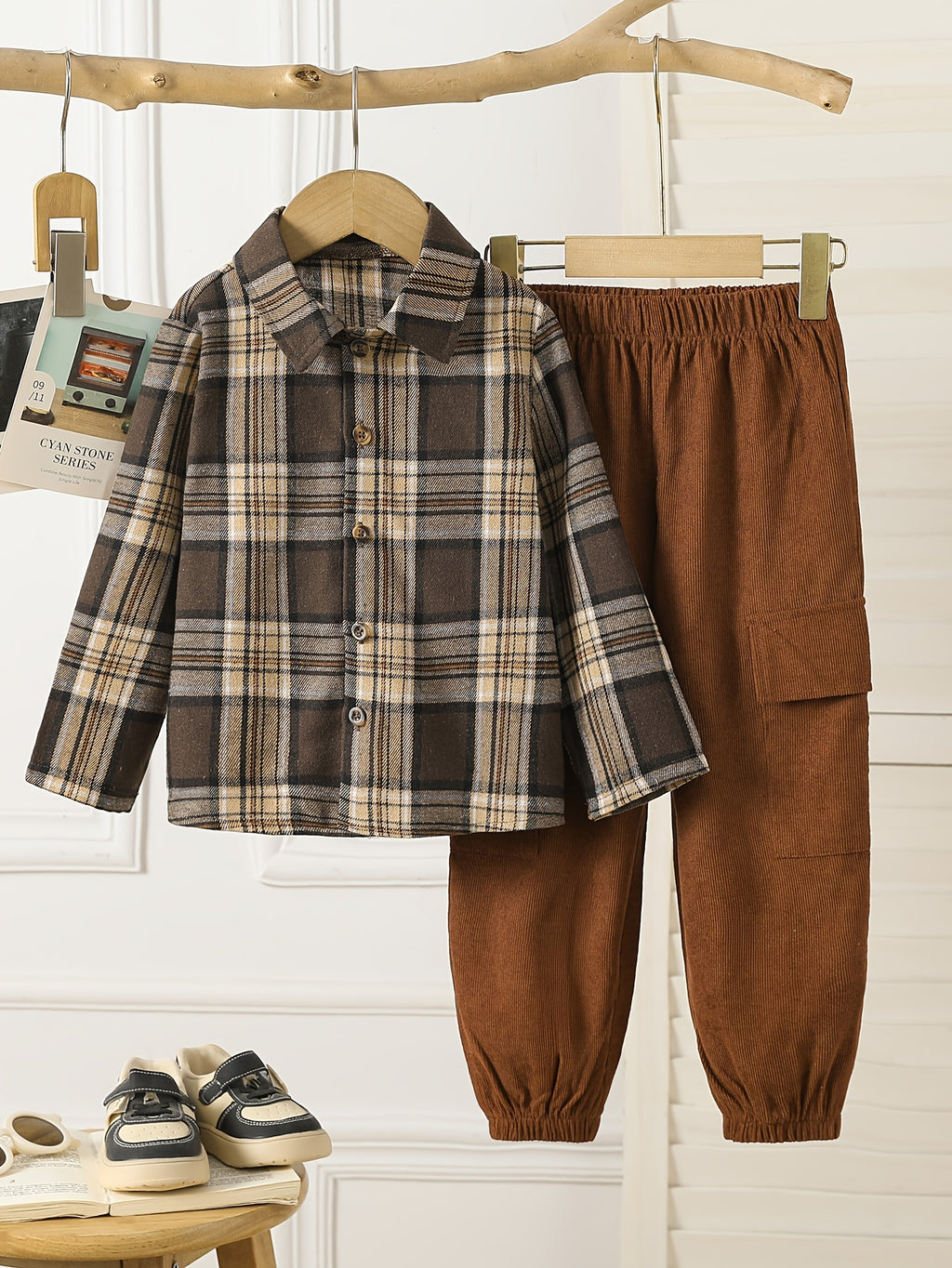 Conjunto de 2 Piezas para Niño con Camisa de Cuadros a Botones y Pantalón Casual Estilo Cargo en Color Marrón (Traje de Otoño Versátil y Cómodo) (4Y - 8Y)