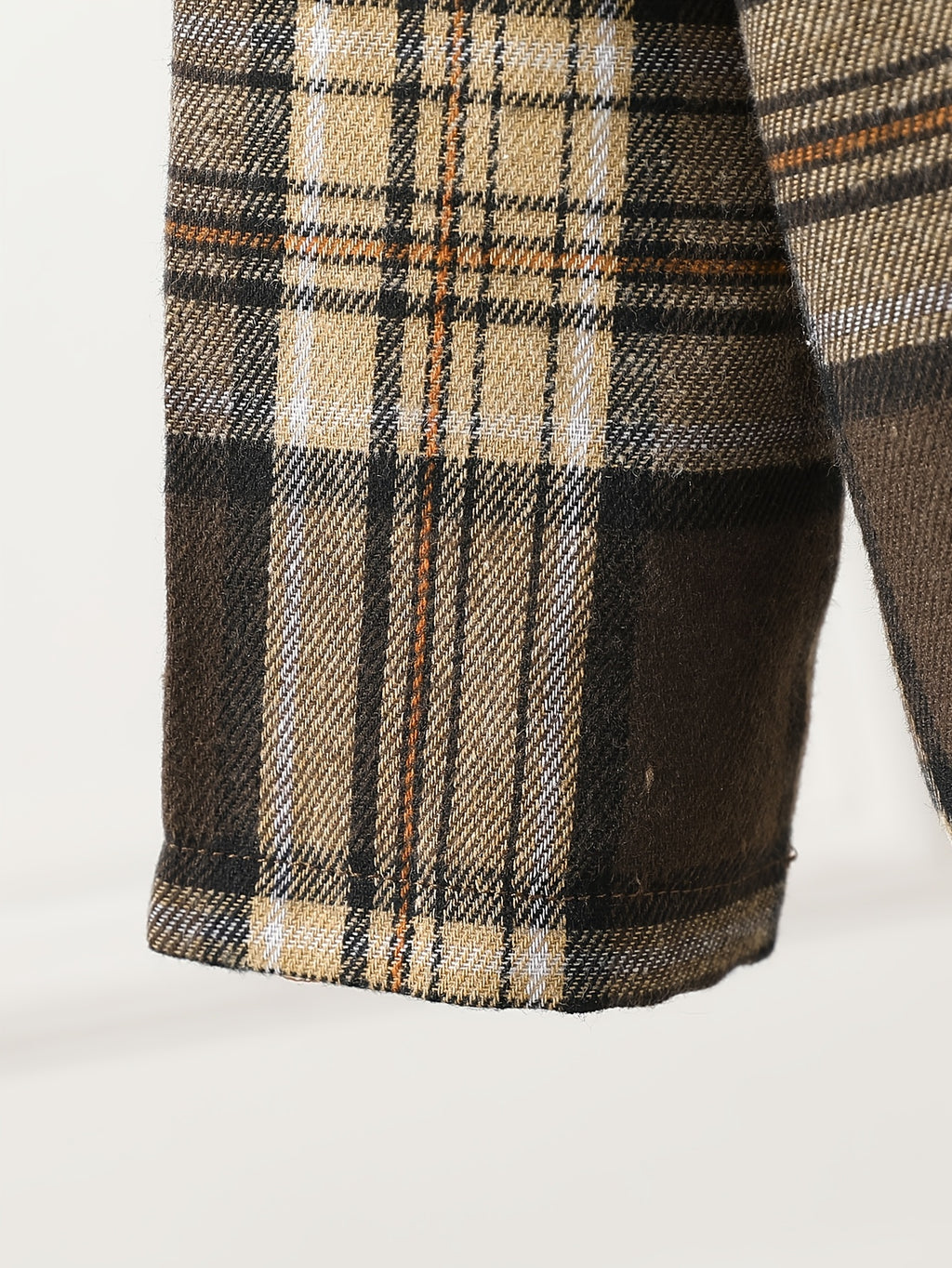 Conjunto de 2 Piezas para Niño con Camisa de Cuadros a Botones y Pantalón Casual Estilo Cargo en Color Marrón (Traje de Otoño Versátil y Cómodo) (4Y - 8Y)