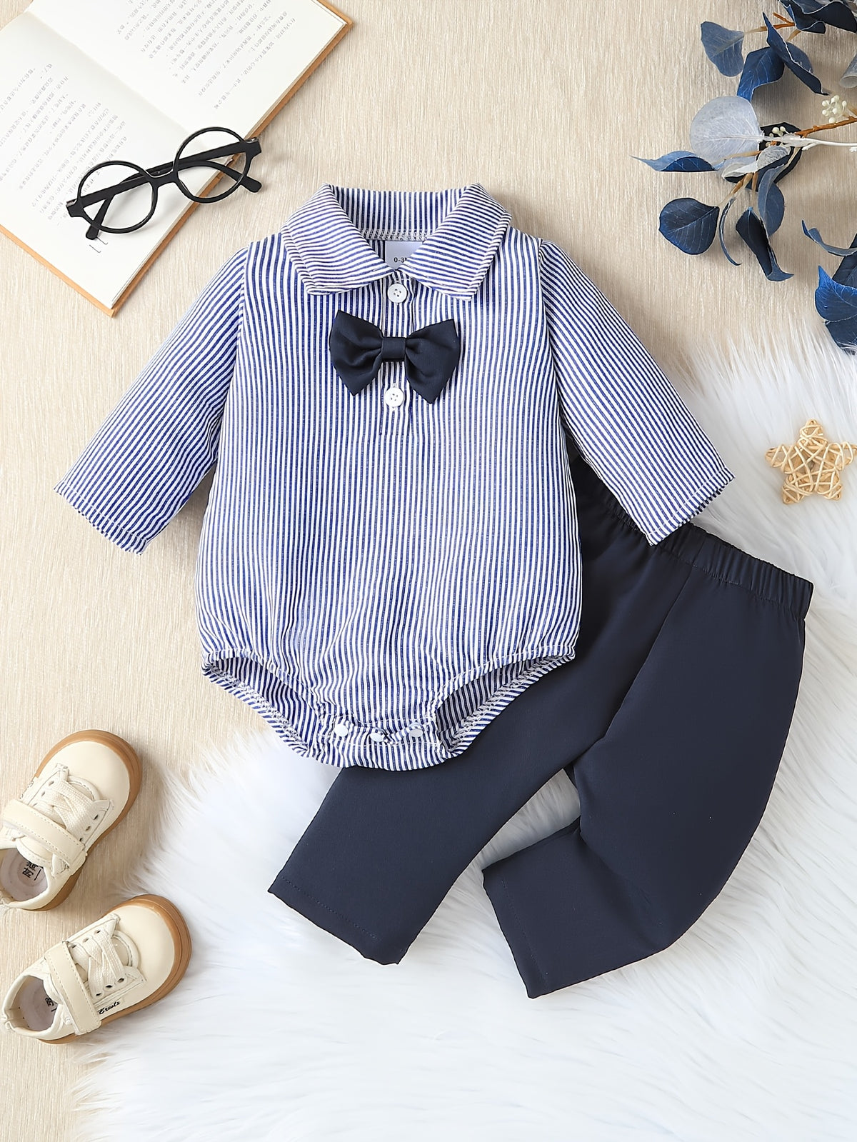Conjunto Formal de 2 Piezas "Little Gentleman" para Bebé – Pañalero de Manga Larga a Rayas con Pajarita y Pantalón Azul Marino (Todas las Temporadas) (0M - 12M)