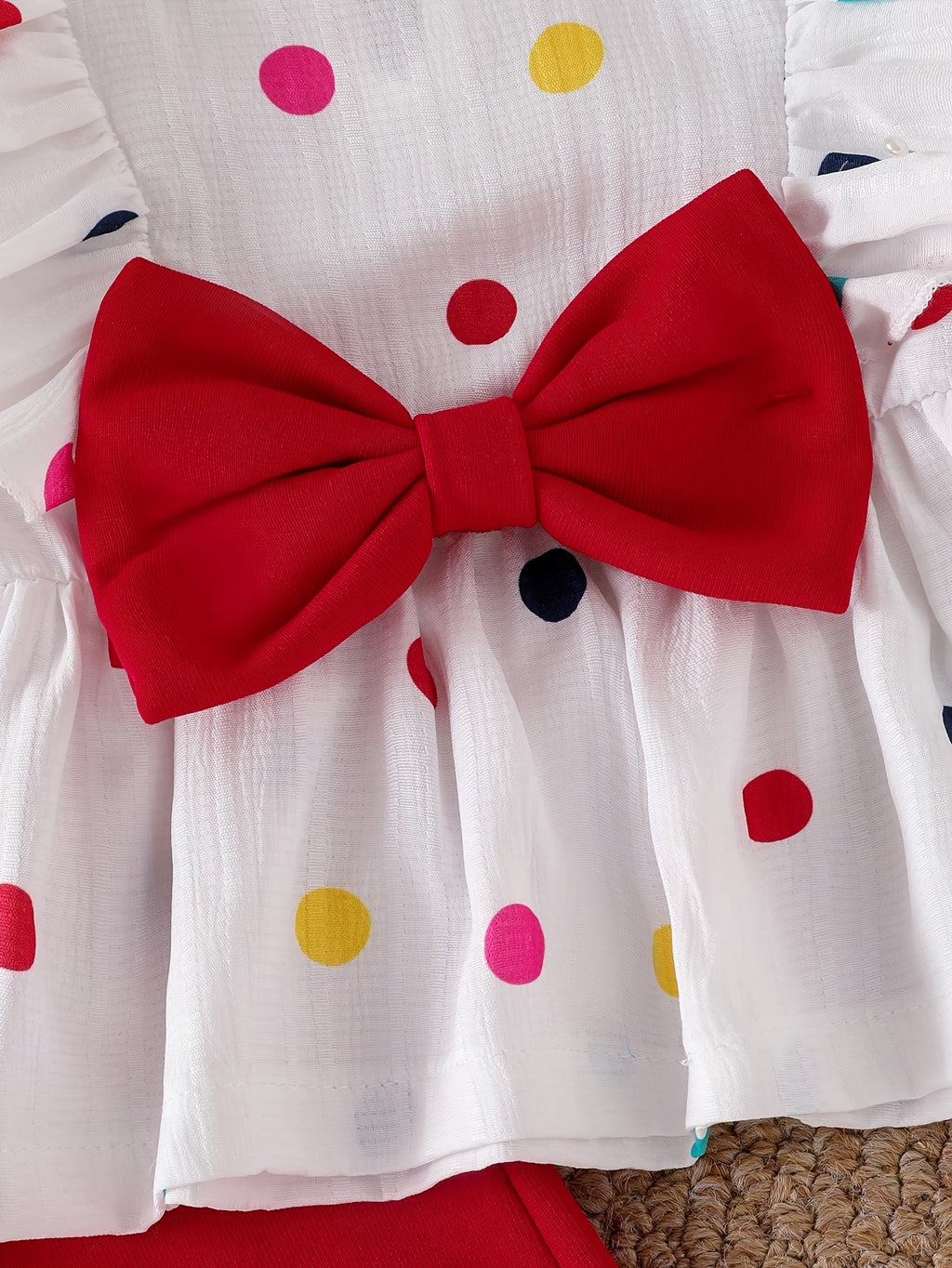 Conjunto de 2 Piezas para Niña: Blusa Blanca Texturizada con Lunares Multicolor y Lazo Rojo con Pantalón Acampanado Rojo (Solo 6-9M)
