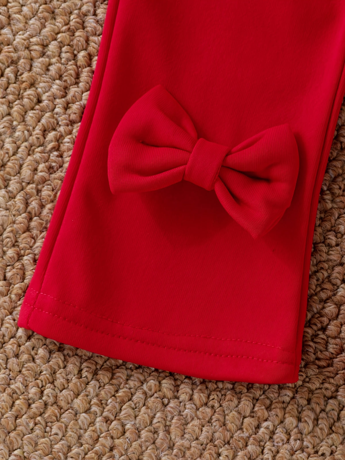 Conjunto de 2 Piezas para Niña: Blusa Blanca Texturizada con Lunares Multicolor y Lazo Rojo con Pantalón Acampanado Rojo (Solo 6-9M)