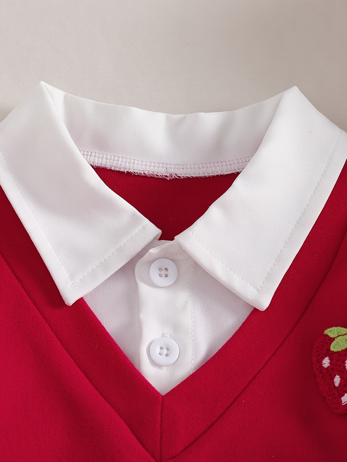 Conjunto de 2 Piezas para Niña: Top Rojo Estilo Falso Dos Piezas con Cuello en V y Jeans con Bordado de Fresas (Estilo Preppy) (6M - 3Y)