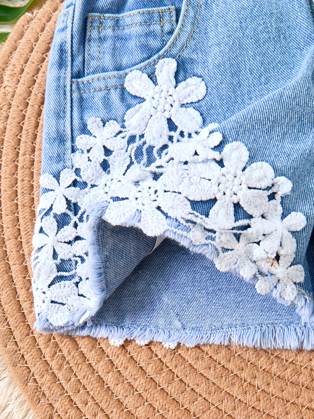 Shorts de Mezclilla para Niñas con Ribete de Encaje Floral y Cintura Completamente Elástica (Estilo Adorable y Versátil para Verano y Vacaciones) (Solo Talla 5Y)