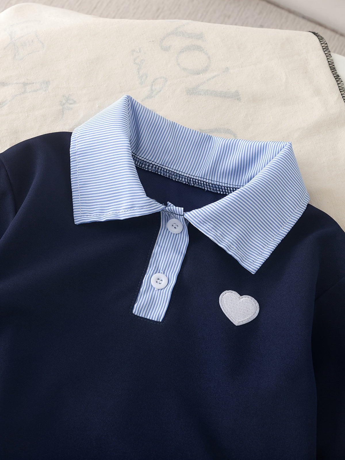 Conjunto de 2 Piezas para Niña: Camiseta Azul Marino de Manga Larga con Cuello Polo y Parche de Corazón con Pantalón Recto a Juego (5 - 7Y)