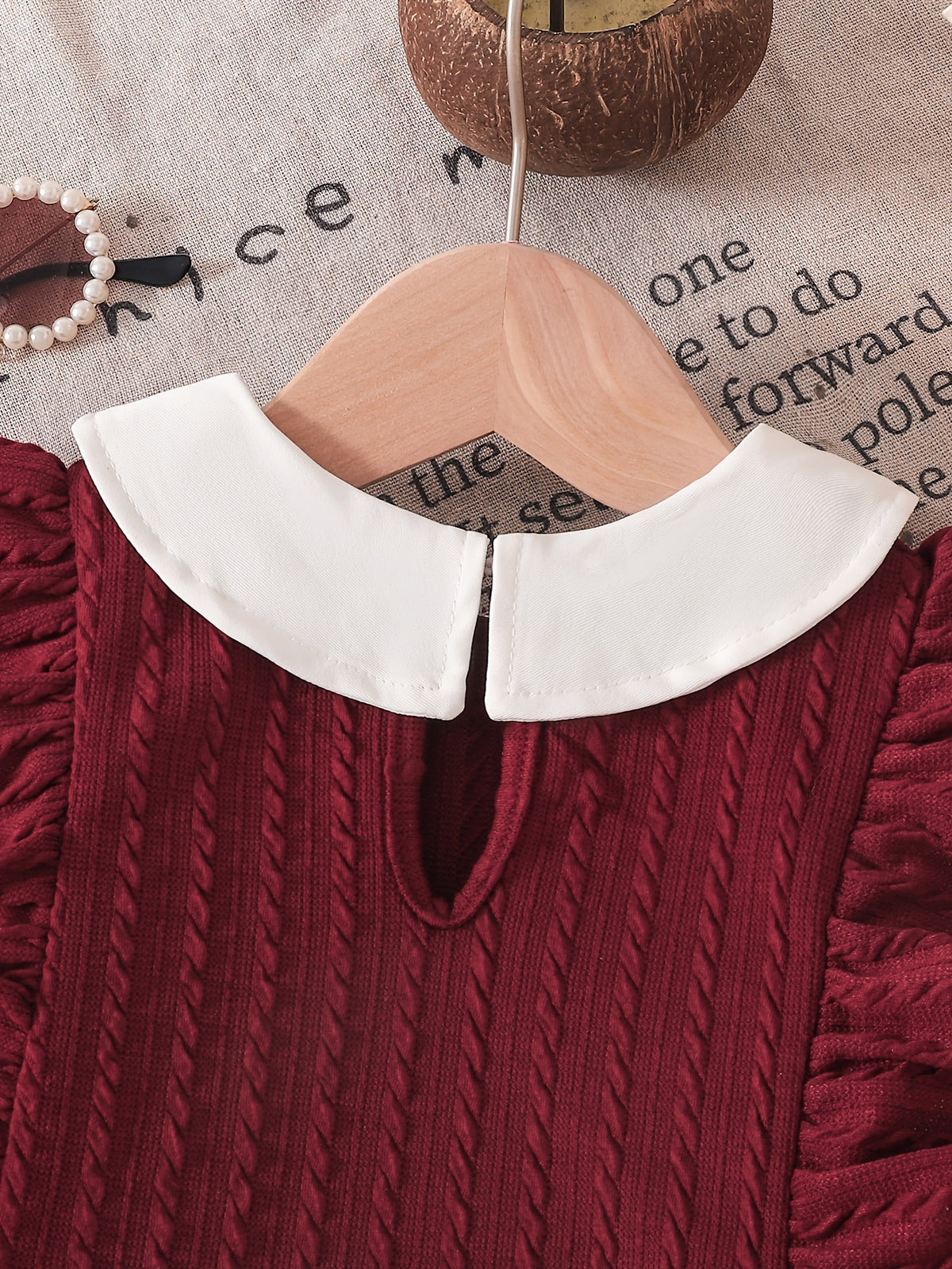 Conjunto de 2 Piezas para Niña: Camisa de Punto con Cuello y Volantes Rojos y Pantalón Largo Acampanado de Mezclilla (Estilo Invernal) (12M - 24M)