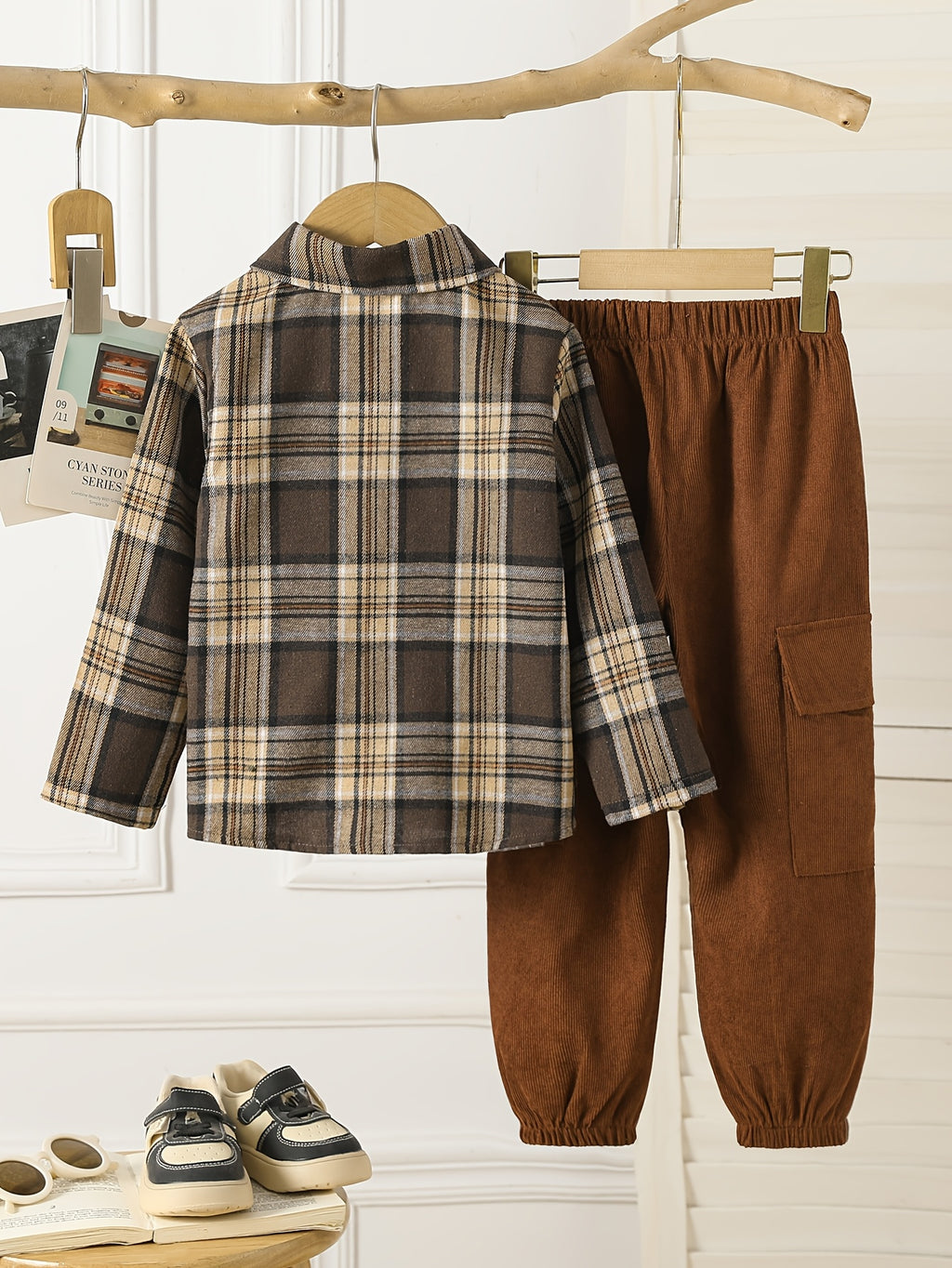 Conjunto de 2 Piezas para Niño con Camisa de Cuadros a Botones y Pantalón Casual Estilo Cargo en Color Marrón (Traje de Otoño Versátil y Cómodo) (4Y - 8Y)