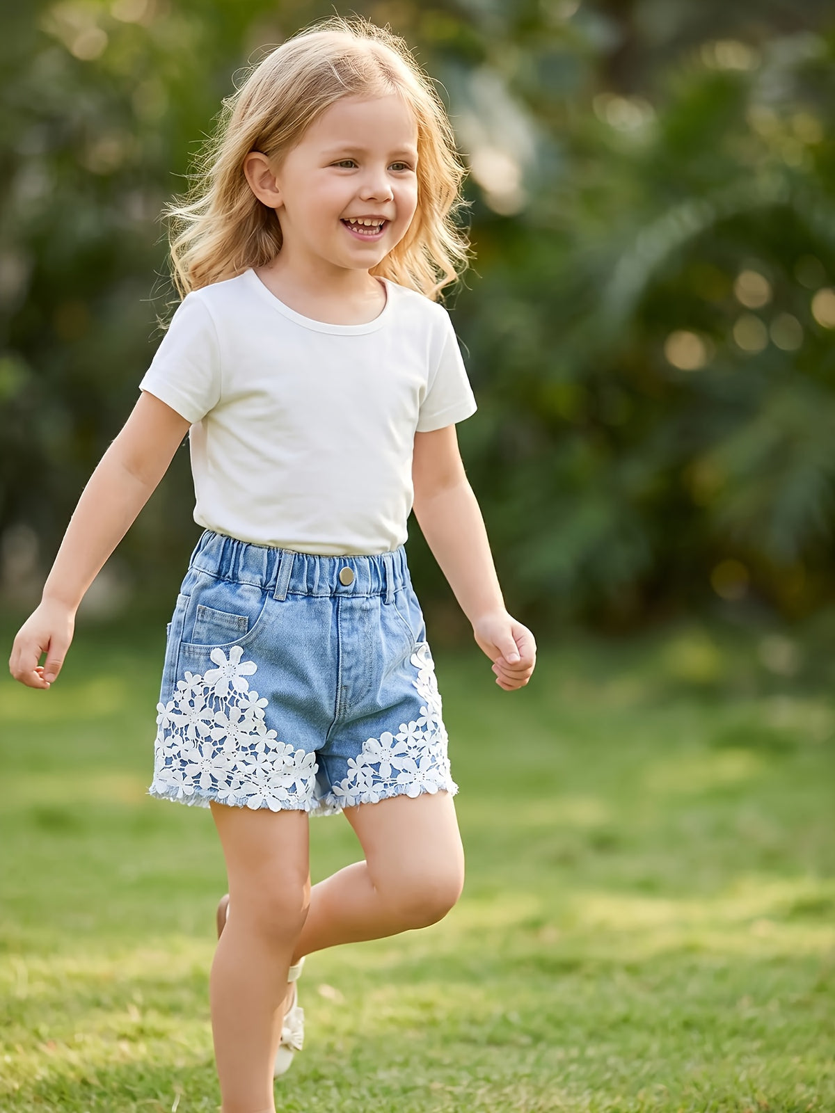 Shorts de Mezclilla para Niñas con Ribete de Encaje Floral y Cintura Completamente Elástica (Estilo Adorable y Versátil para Verano y Vacaciones) (Solo Talla 5Y)