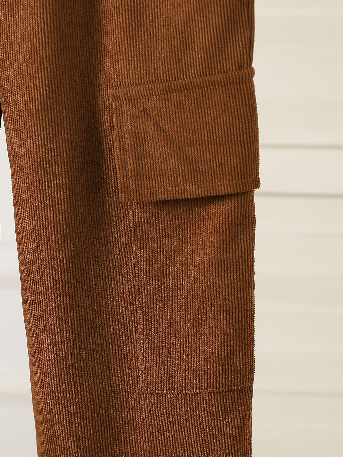 Conjunto de 2 Piezas para Niño con Camisa de Cuadros a Botones y Pantalón Casual Estilo Cargo en Color Marrón (Traje de Otoño Versátil y Cómodo) (4Y - 8Y)