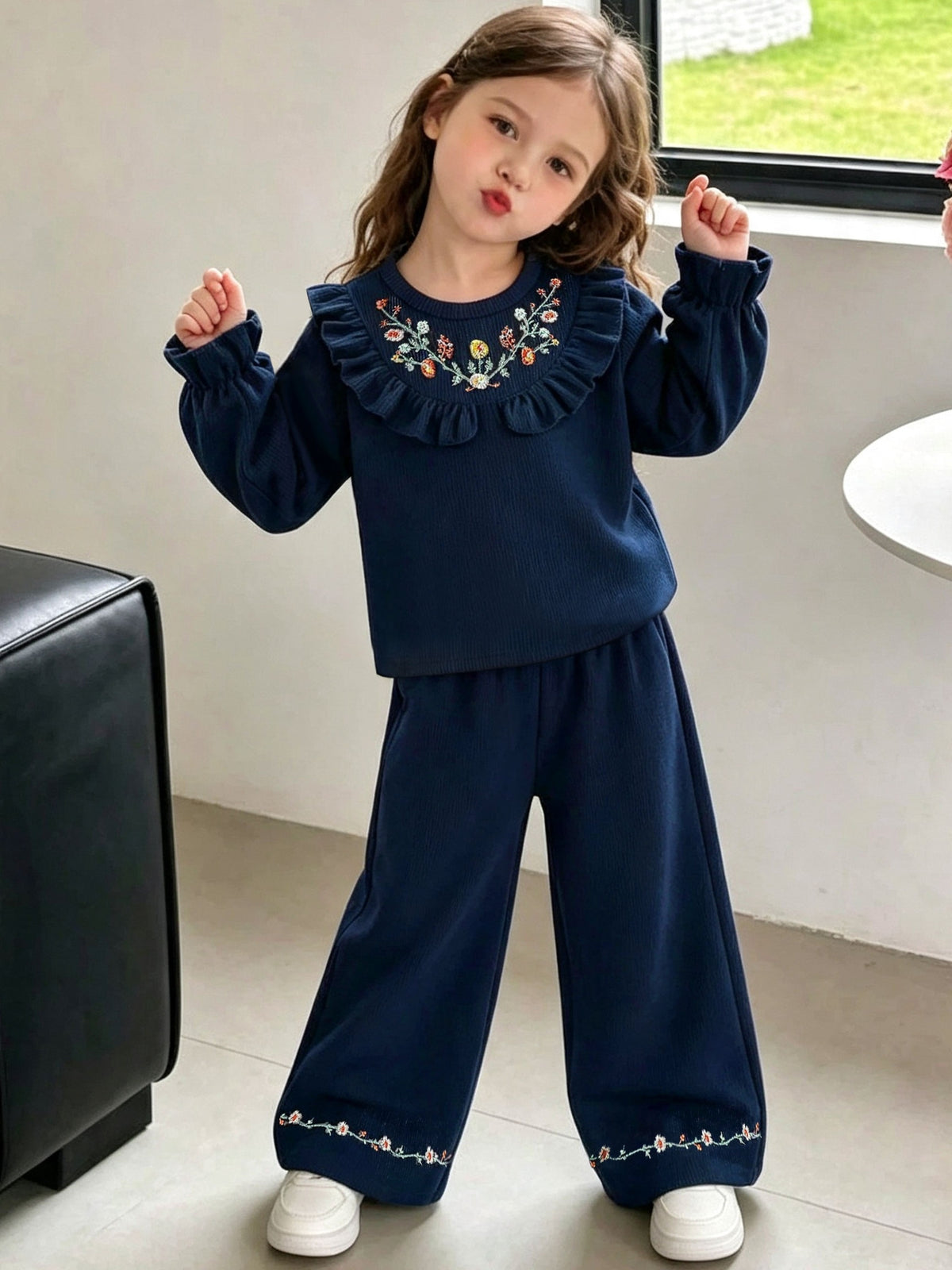 Conjunto de 2 Piezas para Niña: Top Azul Marino de Manga Larga con Volantes y Bordado Floral Retro y Pantalón Largo a Juego (4 - 7Y)
