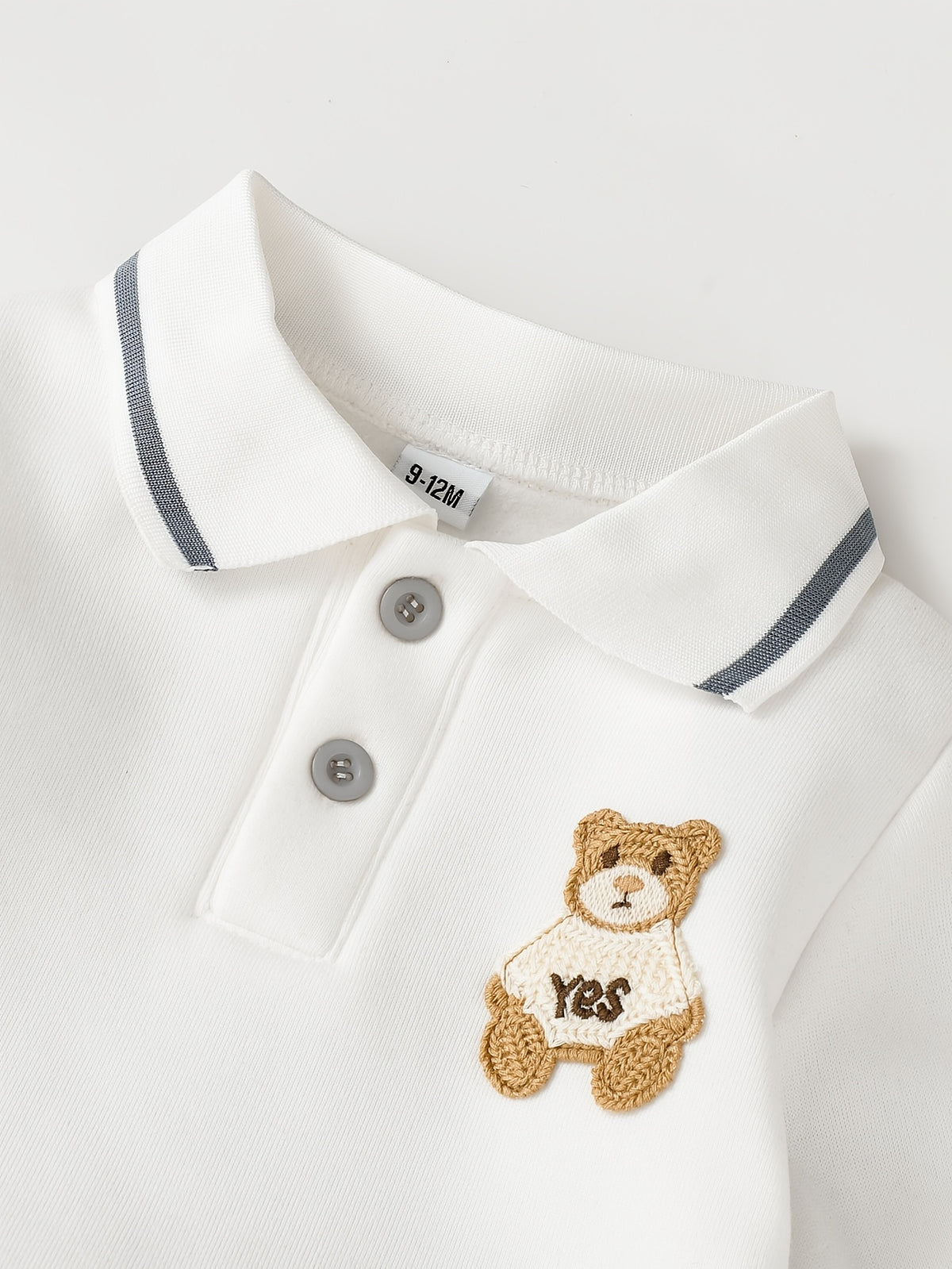 Conjunto de 2 Piezas "Preppy Bear" para Niño – Sudadera Polo Blanca con Parche de Oso y Pantalón de Pana Azul (Otoño/Invierno) (6M - 3Y)