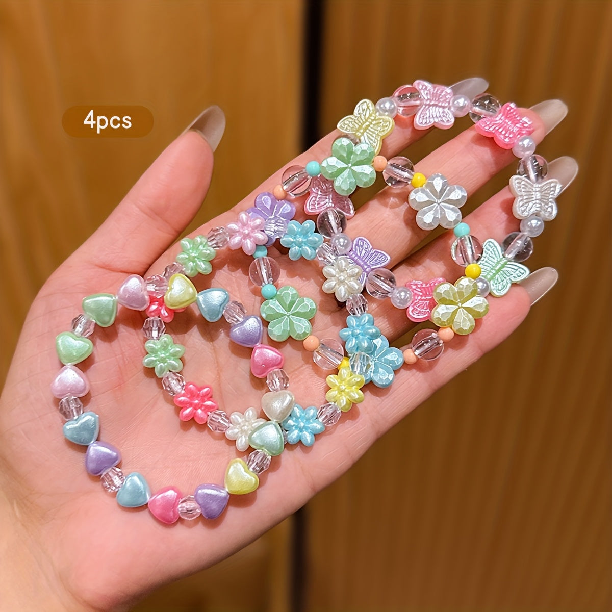 Conjunto de 4 Pulseras Infantile de Cuentas con Dijes Coloridos de Mariposas, Flores y Corazones (Estilo Pastel)