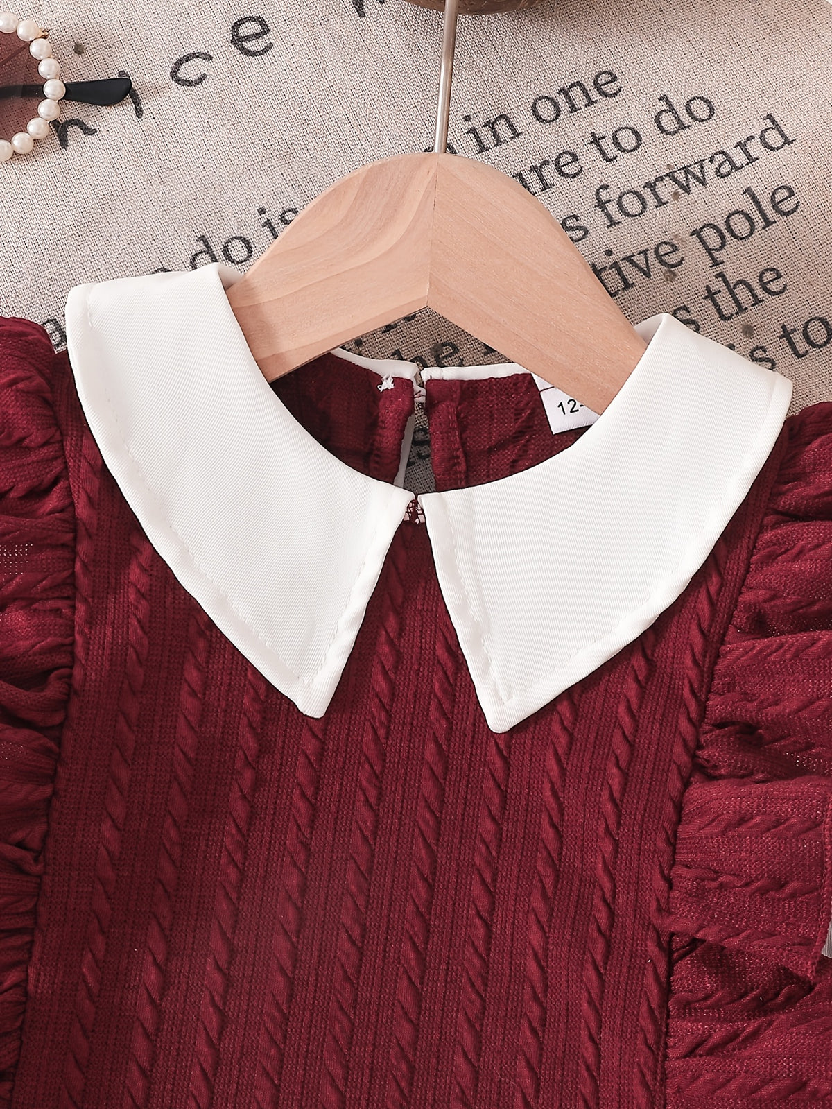 Conjunto de 2 Piezas para Niña: Camisa de Punto con Cuello y Volantes Rojos y Pantalón Largo Acampanado de Mezclilla (Estilo Invernal) (12M - 24M)