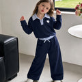 Conjunto de 2 Piezas para Niña: Camiseta Azul Marino de Manga Larga con Cuello Polo y Parche de Corazón con Pantalón Recto a Juego (5 - 7Y)