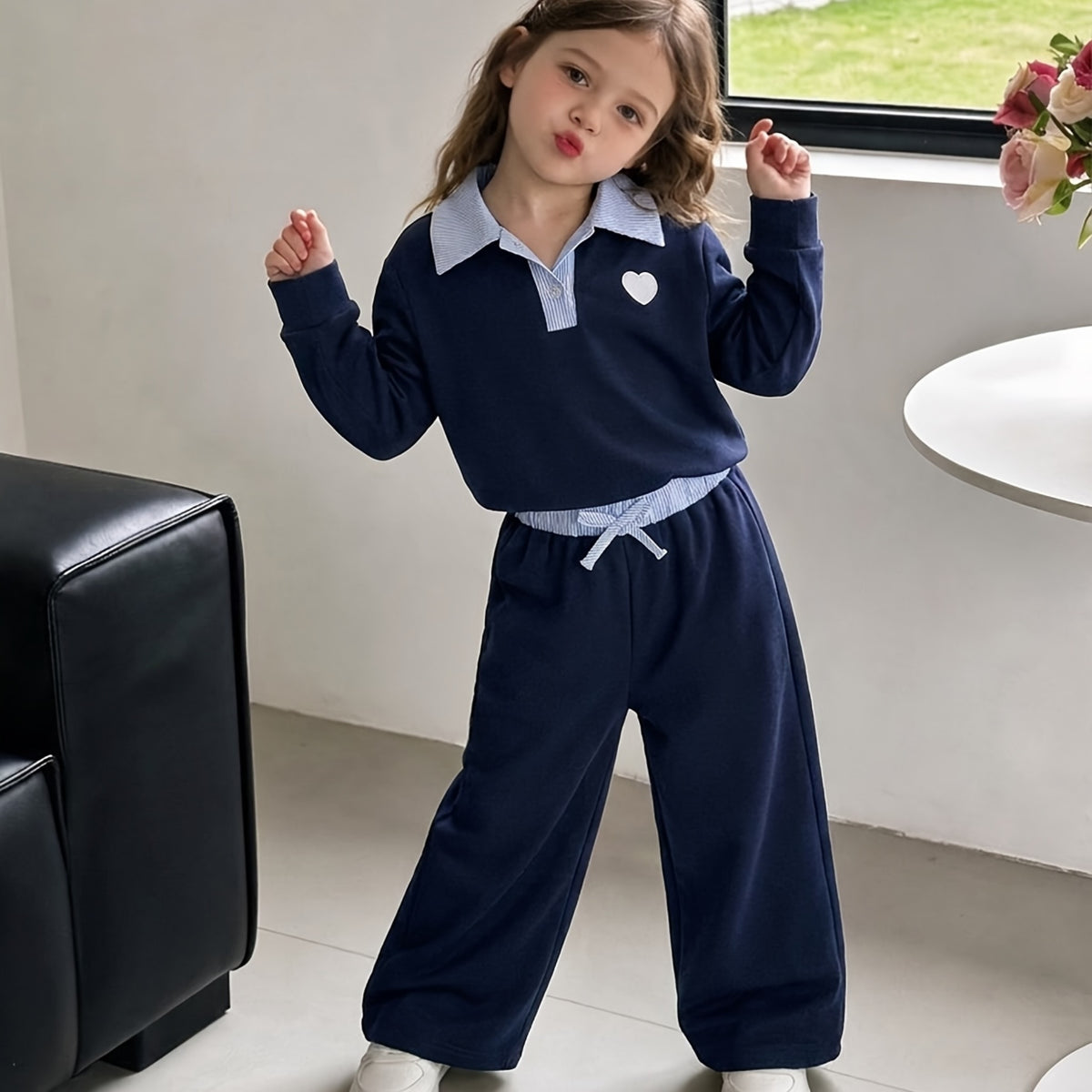 Conjunto de 2 Piezas para Niña: Camiseta Azul Marino de Manga Larga con Cuello Polo y Parche de Corazón con Pantalón Recto a Juego (5 - 7Y)