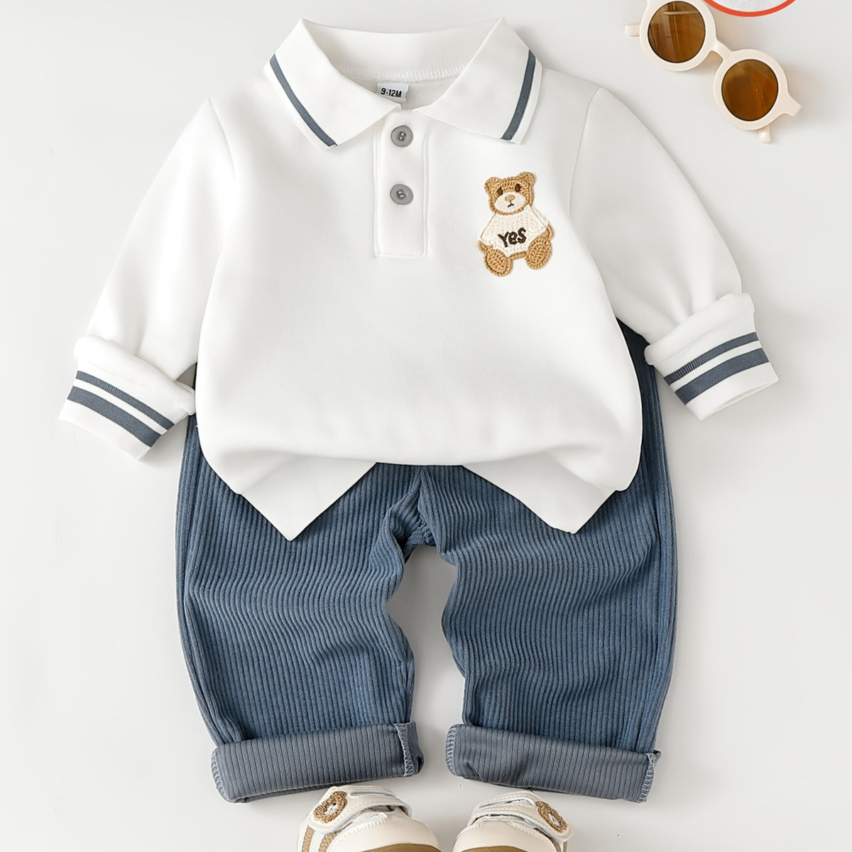 Conjunto de 2 Piezas "Preppy Bear" para Niño – Sudadera Polo Blanca con Parche de Oso y Pantalón de Pana Azul (Otoño/Invierno) (6M - 3Y)