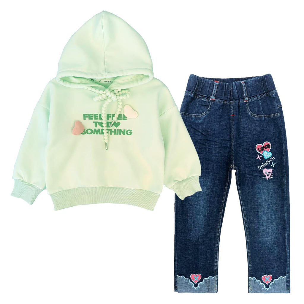 Conjunto 2 Piezas para Niña: Hoodie Mint “Feel Free” con Cordón de Perlas y Jeans con Corazones Bordados y Encaje