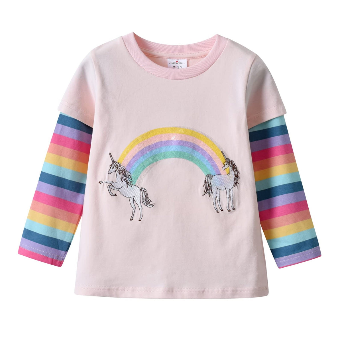 Top de manga larga rosa pastel con mangas a rayas arcoíris y dos unicornios blancos bordados bajo un arcoíris pastel para niñas