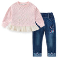 Conjunto 2 Piezas para Niña: Sudadera Rosa Floral con Encaje Peplum y Jeans con Mariposas Bordadas y Encaje