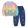 Conjunto 2 Piezas para Niña: Suéter Arcoíris Trenzado con Flores 3D Plumeria y Jeans Jogger con Mariposas y Flores Bordadas