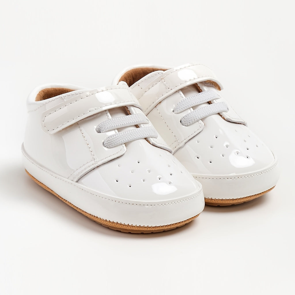Zapatos de Charol Blanco para Bebés con Suela Blanda Antideslizantes y Cierre de Contacto (Estilo Clásico para Primeros Pasos y Ocasiones Especiales) (Talla 18- 20)