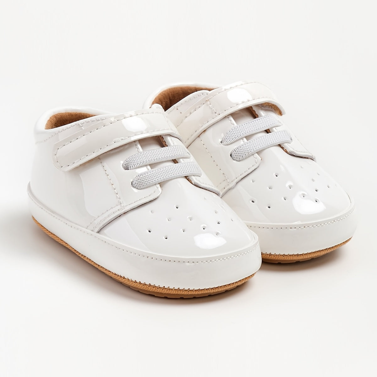 Zapatos de Charol Blanco para Bebés con Suela Blanda Antideslizantes y Cierre de Contacto (Estilo Clásico para Primeros Pasos y Ocasiones Especiales) (Talla 18- 20)