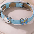 Pulsera Estilo Correa de Cuero Sintético Sanrio Hello Kitty Azul con Dijes Decorativos de Lazo (Diseño Kawaii y Ajustable)
