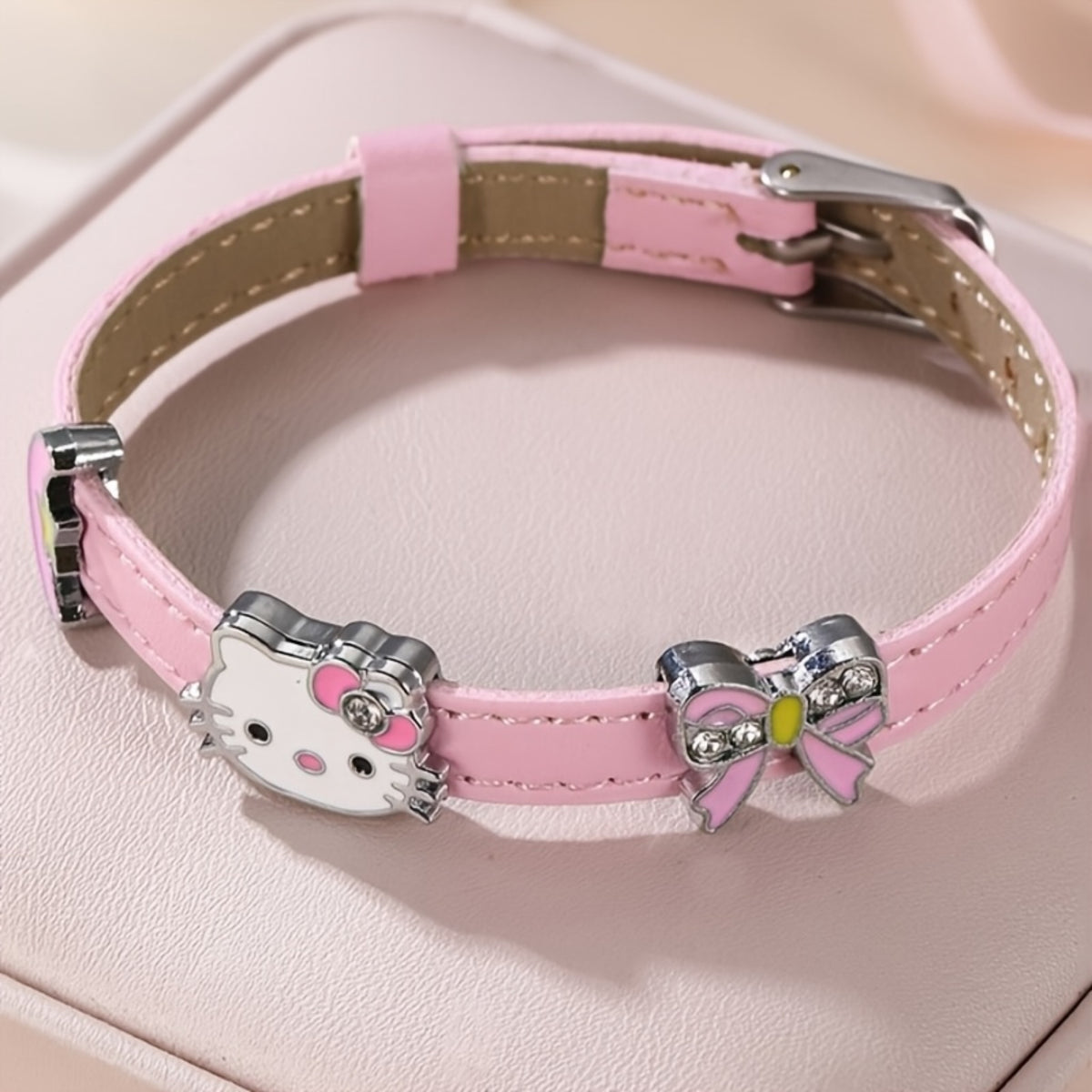 Pulsera Estilo Correa de Cuero Sintético Sanrio Hello Kitty con Dijes Decorativos (Diseño Kawaii y Ajustable)